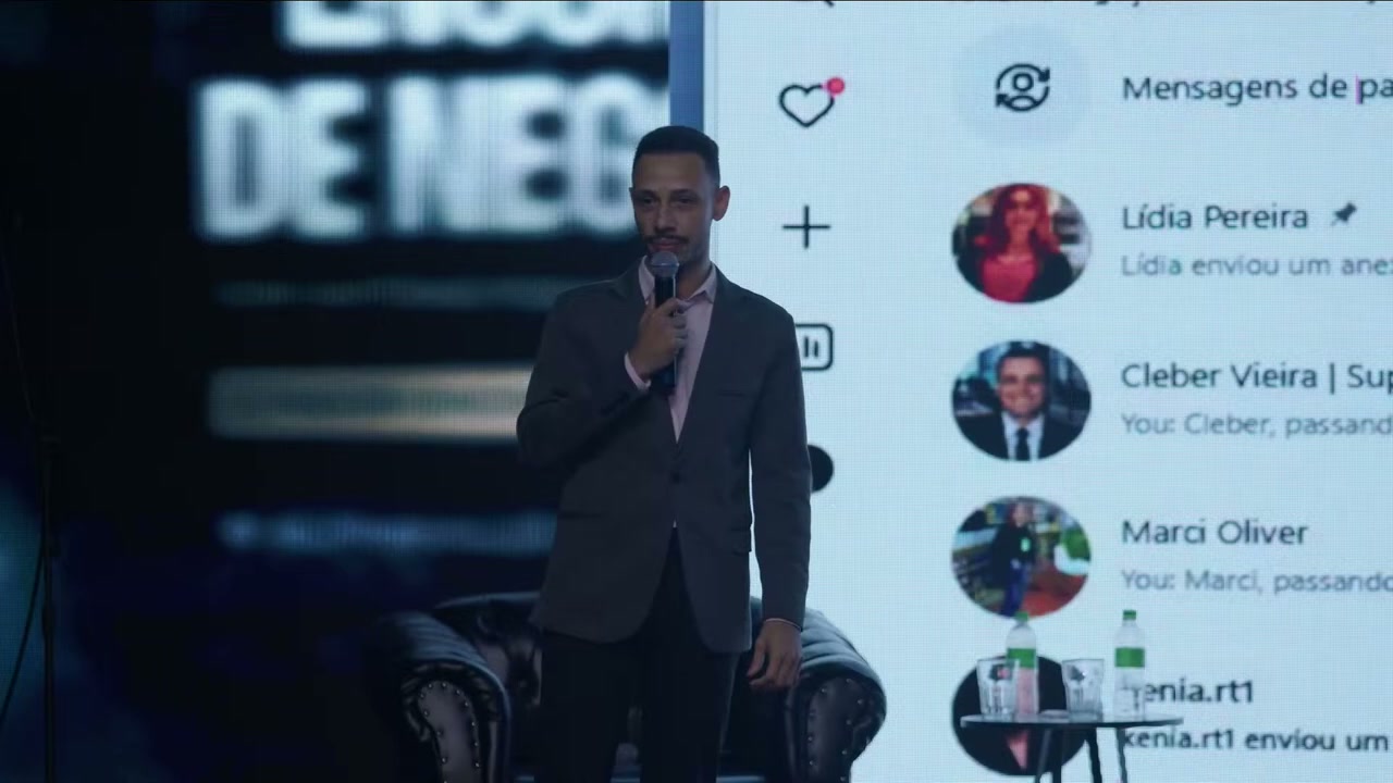 Diego Abner apresenta a operação com a lista de conversas do Instagram projetada no telão